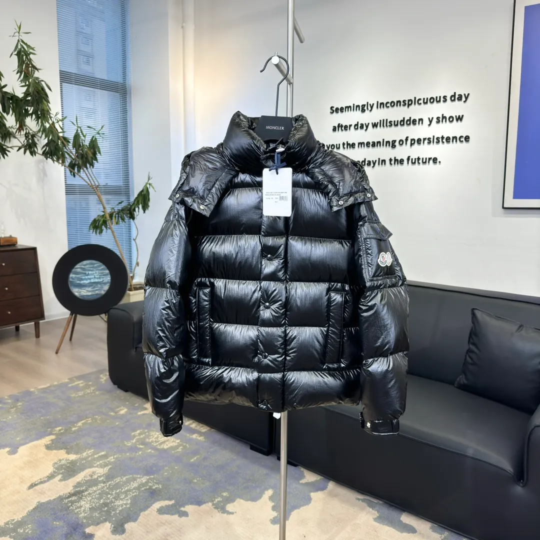 P390 Moncler/ 2026 70 、 。 DNA ， ， 。 Classic ， 、 。 Classic 70 。 Quality， 90 ，Premium Quality ， ，Black ！ Sizes M-3XL